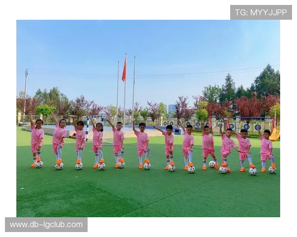 围绕春节假期踢足球的独特欢乐体验与亲友互动瞬间记录美好时光中 围绕春节假期踢足球的独特欢乐体验与亲友互动瞬间记录美好时光中