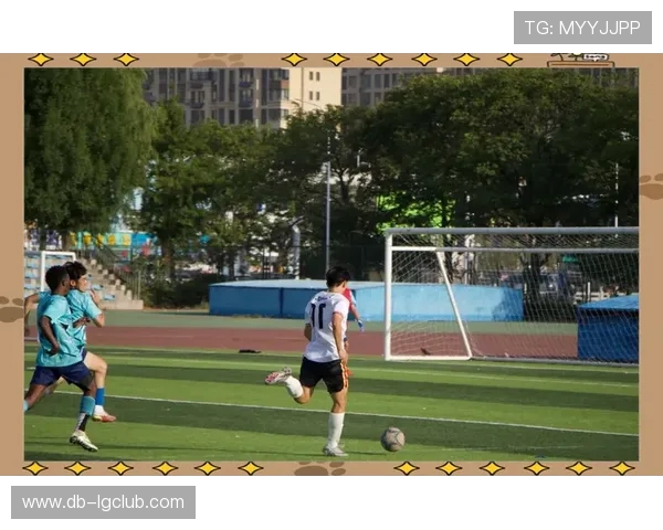 老外因热爱足球在球场上的拼搏与坚持展现出的无尽激情与追求